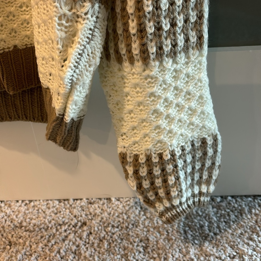 3/$10 🌼 Sweater - Picture 2 of 3